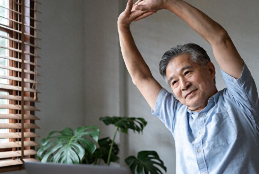 肩周炎 瘫坐沙发 肩膀疼痛_背包重肩周炎