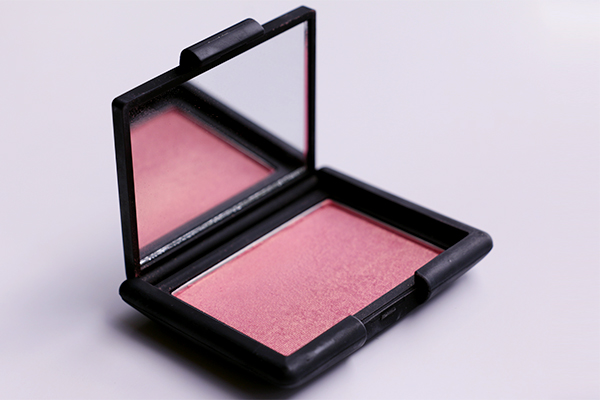 Nars 汇集了兼具耻辱和美丽的最佳腮红色调，将教您如何看起来漂亮！